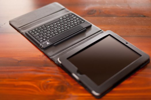 EFO’s Latest: Leather Folding iPad Case with Integrated Bluetooth Keyboard — Reviewed