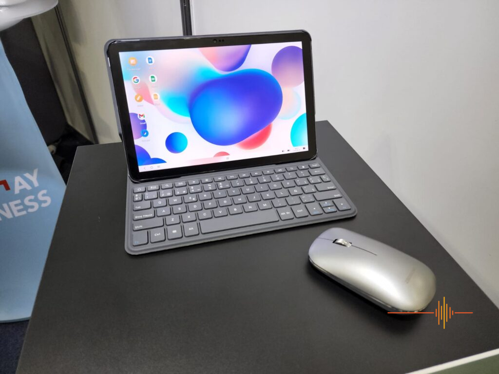 TCL NXTPAPER 10s with keyboard and mouse