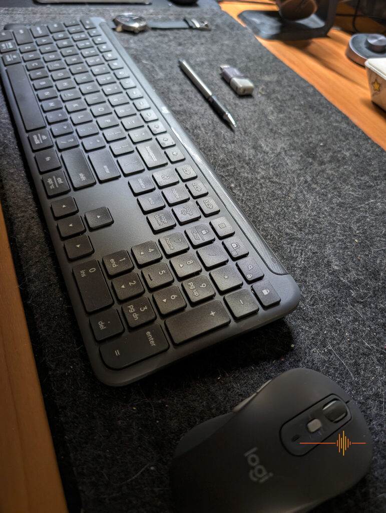 Logitech Signature Slim Combo MK950 Keyboard